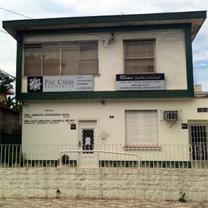 Os azulejos verdes emolduram as grandes janelas do escritório em Santos/SP. 